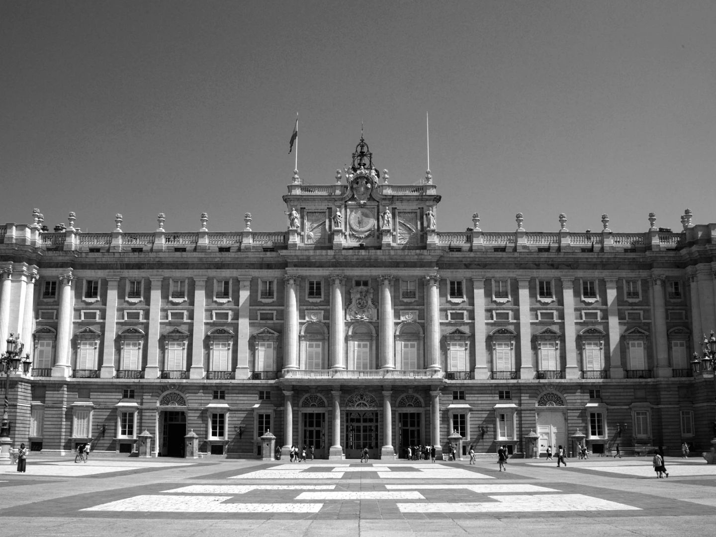 Madrid, la façade du palais royal et sa cour d’honneur